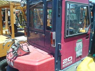 NISSAN 2 ตัน เบนซิล-แก็ส เกียร์ออร์โต้ เสา3เมตร มีตู้กันแดด กันฝน