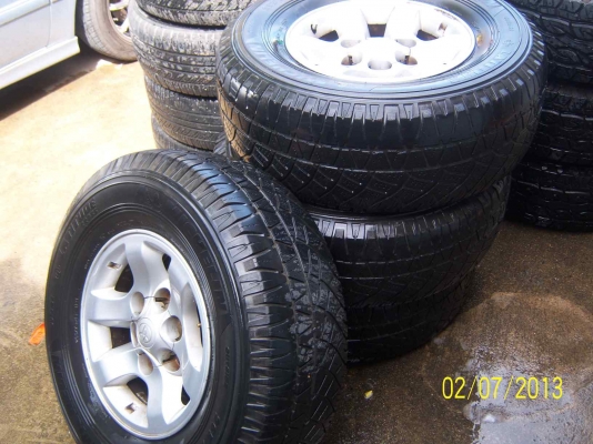 ขายแม็ก TOYOTA  ขอบ 15 พร้อมยาง  สวยๆ ครับ