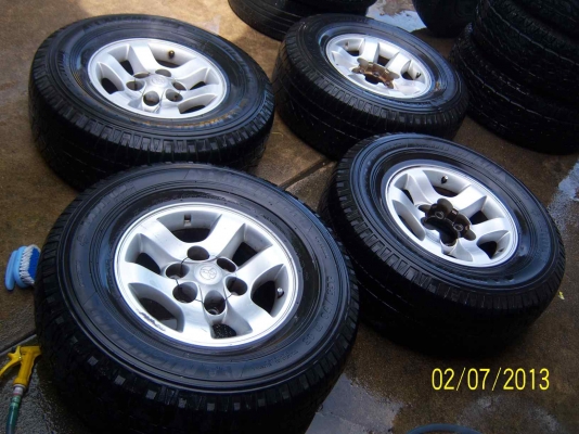 ขายแม็ก TOYOTA  ขอบ 15 พร้อมยาง  สวยๆ ครับ