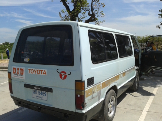 รถตู้ toyota จดเป็นรถนั่ง 12 ที่นั่ง มีเบาะครบ