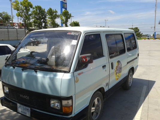 รถตู้ toyota จดเป็นรถนั่ง 12 ที่นั่ง มีเบาะครบ