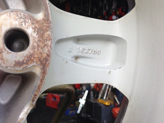 ขายแม๊กอีซูซุพร้อมยาง สภาพเดิมรับ 215/60/16 ยางปี 2011