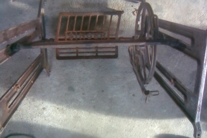 ขาจักรซิงเกอร์เหล็กหล่องานเดิมครับอายุ 30 ปีขึ้นครับเป็นเหล็กหล่อสภาพเดิมๆๆสนิมบ้างบางจุดครับเนื่อเหล็กดีเหมาะทำโต๊ะครับ ขาจักรซิงเกอร์เหล็กหล่องานเดิมครับอายุ 30 ปีขึ้นครับเป็นเหล็กหล่อสภาพเดิมๆๆสนิมบ้างบางจุดครับเนื่อเหล็กดีเหมาะทำโต๊ะครับ