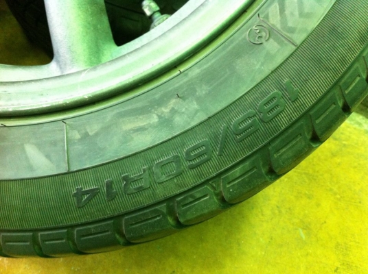 ยางยุ่นไม่เคยลงพื้นในไทย 185/60/14 ดอกเต็มสวยมาก เนื้อนิ่มๆ ไม่มีแตกร้าว เอาไปใช้ได้ยาวๆ