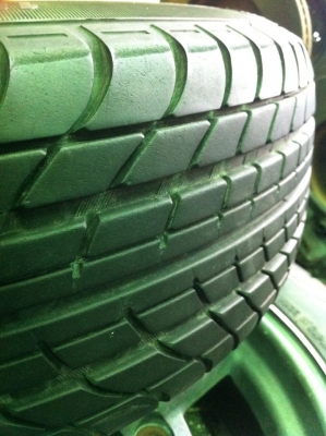 ยางยุ่นไม่เคยลงพื้นในไทย 185/60/14 ดอกเต็มสวยมาก เนื้อนิ่มๆ ไม่มีแตกร้าว เอาไปใช้ได้ยาวๆ