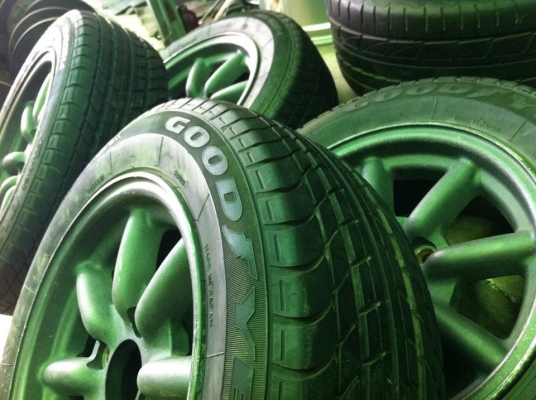 ยางยุ่นไม่เคยลงพื้นในไทย 185/60/14 ดอกเต็มสวยมาก เนื้อนิ่มๆ ไม่มีแตกร้าว เอาไปใช้ได้ยาวๆ