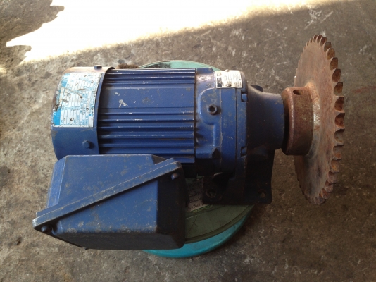 ขายมอเตอร์เกียร์ Sumitomo 1/4 HP. 380 V อัตราทด 1/11 มีคอยเบรคในตัว สภาพสวย พร้อมใช้งาน ( มีเฟืองเพิ่มรอบใส่ไปให้ด้วย )