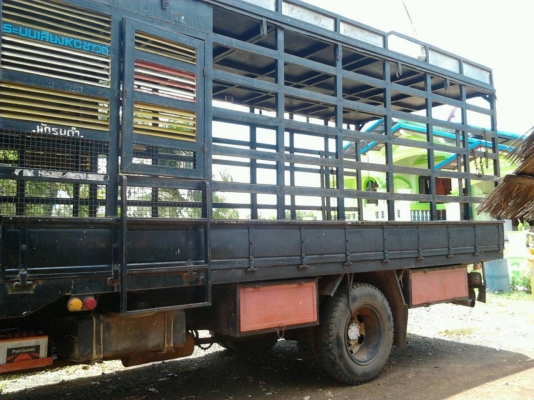 ISUZU JCM 145 HP 6 BB1 กระบะคอกเหล็กมีหลังคาความยาว 5.50 เมตรสภาพสวย เครื่องแน่นแรงดี ภายในเก๋งคอนโซลสวยครบ ช่วงล่างคัชซีสวยไม่มีดาม ยาง 8.25 ขอบ 20 สภาพดีพร้อมใช้งานได้เลย เอกสารทะเบียนครบพร้อม ราคาต่อรองได้ครับ