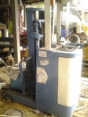 รถ FORKLIFT: แบตเตอรี่ไฟฟ้า TCM 1.5 ตัน เสาสูง 4 เมตร พร้อมตู้ชาร์ตแบตเตอรี่