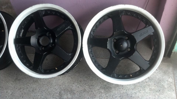 เลนโซ่ SKR ขอบ 17 เบา ก้านดำด้าน ขอบขาว 4 รู 100