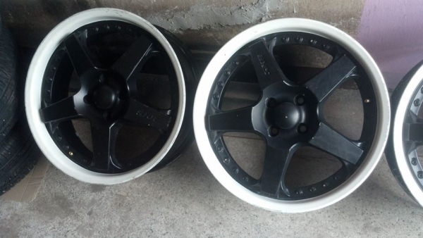 เลนโซ่ SKR ขอบ 17 เบา ก้านดำด้าน ขอบขาว 4 รู 100