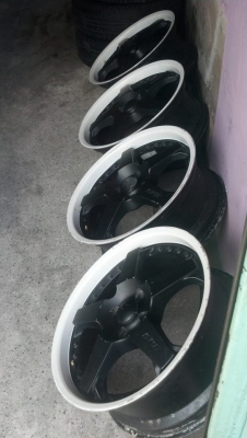 เลนโซ่ SKR ขอบ 17 เบา ก้านดำด้าน ขอบขาว 4 รู 100