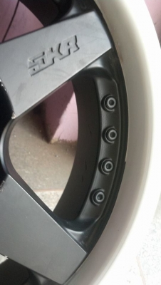 เลนโซ่ SKR ขอบ 17 เบา ก้านดำด้าน ขอบขาว 4 รู 100