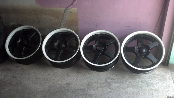 เลนโซ่ SKR ขอบ 17 เบา ก้านดำด้าน ขอบขาว 4 รู 100