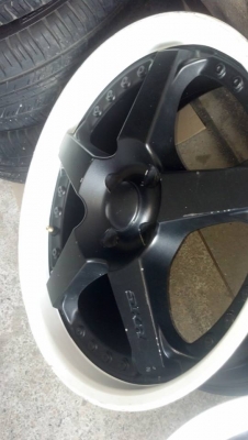 เลนโซ่ SKR ขอบ 17 เบา ก้านดำด้าน ขอบขาว 4 รู 100