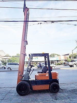 ขายรถยกโตโยต้า 2 ตัน รุ่น5 เครื่องเบนซิน กระบอกคู่ เสาสูง 4.5 เมตร ล้อหน้าคู่   พวงมาลัยเพาเว่อร์  สีเดิมจากนอก นำเข้าจากญี่ปุ่น ใช้งานได้ทันที