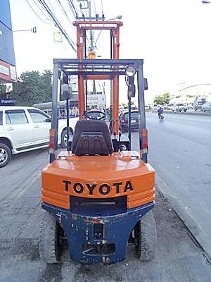 ขายรถยกโตโยต้า 2 ตัน รุ่น5 เครื่องเบนซิน กระบอกคู่ เสาสูง 4.5 เมตร ล้อหน้าคู่   พวงมาลัยเพาเว่อร์  สีเดิมจากนอก นำเข้าจากญี่ปุ่น ใช้งานได้ทันที