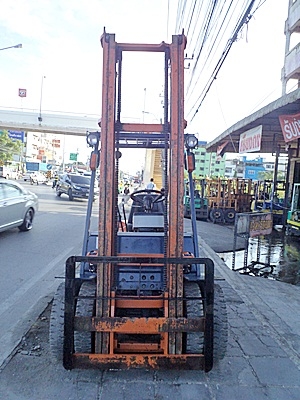 ขายรถยกโตโยต้า 2 ตัน รุ่น5 เครื่องเบนซิน กระบอกคู่ เสาสูง 4.5 เมตร ล้อหน้าคู่   พวงมาลัยเพาเว่อร์  สีเดิมจากนอก นำเข้าจากญี่ปุ่น ใช้งานได้ทันที