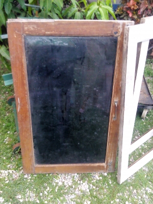 หน้าต่างไม้สัก3บาน300บาท มีกระจกหนึ่งไม่มีกระจกสองสภาพดีไม่มีตำหนิ