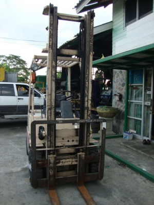 ขายรถโฟล์คลิฟท์  MITSUBISHI  FD15  (สภาพสวยพร้อมใช้ สภาพ  90\%  รถนอกนำเข้า  ยังไม่เคยใช้ในเมืองไทย)  เครื่องยนต์ดีเซล  เกียร์ธรรมดา  เสาสูง  4  เมตร  งา 1,070  มม.  ยางลม  4 ล้อ