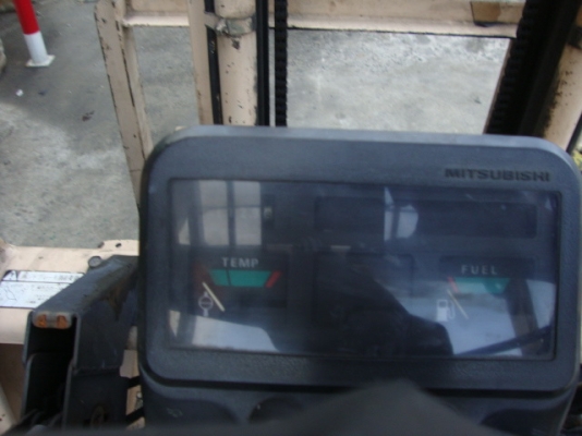 ขายรถโฟล์คลิฟท์  MITSUBISHI  FD15  (สภาพสวยพร้อมใช้ สภาพ  90\%  รถนอกนำเข้า  ยังไม่เคยใช้ในเมืองไทย)  เครื่องยนต์ดีเซล  เกียร์ธรรมดา  เสาสูง  4  เมตร  งา 1,070  มม.  ยางลม  4 ล้อ