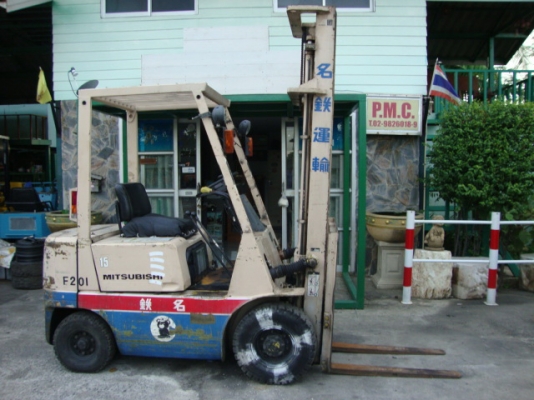 ขายรถโฟล์คลิฟท์  MITSUBISHI  FD15  (สภาพสวยพร้อมใช้ สภาพ  90\%  รถนอกนำเข้า  ยังไม่เคยใช้ในเมืองไทย)  เครื่องยนต์ดีเซล  เกียร์ธรรมดา  เสาสูง  4  เมตร  งา 1,070  มม.  ยางลม  4 ล้อ