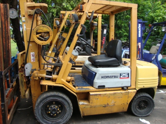 ขายรถโฟล์คลิฟท์  KOMATSU  FD25-11  (รถนอกนำเข้า)  เครื่องยนต์ดีเซล  เกียร์ออโตเมติค  เสาสูง  3   เมตร เข้าตู้  งา 1,070  มม. ยางตัน