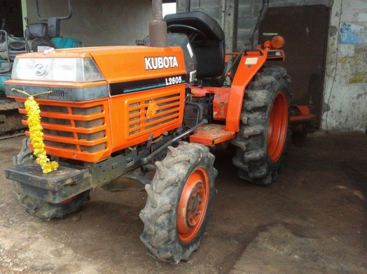 ขายรถไถ KUBOTA L2605 พร้อมผาน 5 รถสภาพเดิมๆไม่ได้ทำสีใหม่