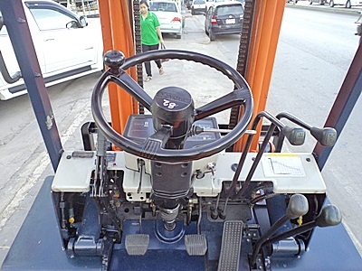 ขายรถยกโตโยต้า 2 ตัน รุ่น5 เครื่องเบนซิน กระบอกคู่ เสาสูง 4.5 เมตร ล้อหน้าคู่   พวงมาลัยเพาเว่อร์  สีเดิมจากนอก นำเข้าจากญี่ปุ่น ใช้งานได้ทันท