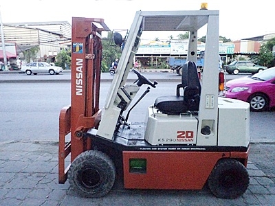 ขายรถยกนิสสัน 2 ตัน  (รุ่นใหม่-ทรงเล็ก) เครื่องเบนซิน  กระบอกคู่ เสาสูง 3 เมตร   พวงมาลัยเพาเว่อร์  สีเดิมจากนอก นำเข้าจากญี่ปุ่น ใช้งานได้ทันที