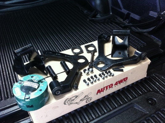 ขายชุดยกปีกนก 3 นิ้ว สำนัก AUTO 4WD เฮียตือ สำหรับ วีโก้ 4x2 ตัวเตี้ย สภาพ95\% ทั้งชุด 9500 บาท