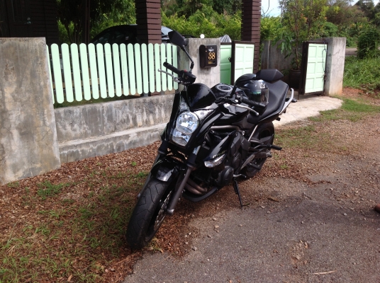 ขายด่วน kawasaki ER6N 650 cc ปี 2009 มีเล่มทะเบียนถูกต้องคะ  พร้อมโอน