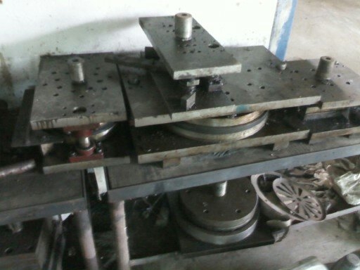 ขายเครื่องปั๊มเหล็ก 60 ตัน พร้อมแม่พิมพ์ 9 ตัว ขายเครื่องปั๊มเหล็ก 60 ตัน พร้อมแม่พิมพ์ 9 ตัว