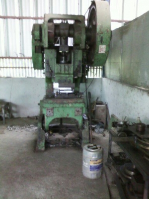 ขายเครื่องปั๊มเหล็ก 60 ตัน พร้อมแม่พิมพ์ 9 ตัว
