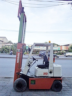 ขายรถยกนิสสัน 2 ตัน  (รุ่นใหม่-ทรงเล็ก) เครื่องเบนซิน  กระบอกคู่ เสาสูง 3 เมตร   พวงมาลัยเพาเว่อร์  สีเดิมจากนอก นำเข้าจากญี่ปุ่น ใช้งานได้ทันที