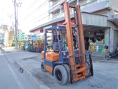 ขายรถยกโตโยต้า 2 ตัน รุ่น5 เครื่องเบนซิน กระบอกคู่ เสาสูง 4.5 เมตร ล้อหน้าคู่   พวงมาลัยเพาเว่อร์  สีเดิมจากนอก นำเข้าจากญี่ปุ่น ใช้งานได้ทันที