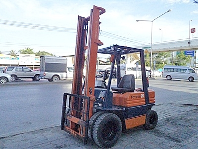 ขายรถยกโตโยต้า 2 ตัน รุ่น5 เครื่องเบนซิน กระบอกคู่ เสาสูง 4.5 เมตร ล้อหน้าคู่   พวงมาลัยเพาเว่อร์  สีเดิมจากนอก นำเข้าจากญี่ปุ่น ใช้งานได้ทันที