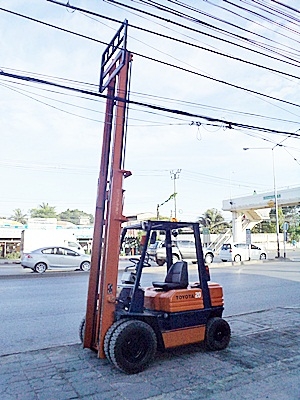 ขายรถยกโตโยต้า 2 ตัน รุ่น5 เครื่องเบนซิน กระบอกคู่ เสาสูง 4.5 เมตร ล้อหน้าคู่   พวงมาลัยเพาเว่อร์  สีเดิมจากนอก นำเข้าจากญี่ปุ่น ใช้งานได้ทันที