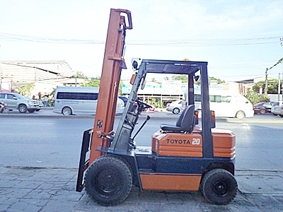 ขายรถยกโตโยต้า 2 ตัน รุ่น5 เครื่องเบนซิน กระบอกคู่ เสาสูง 4.5 เมตร ล้อหน้าคู่   พวงมาลัยเพาเว่อร์  สีเดิมจากนอก นำเข้าจากญี่ปุ่น ใช้งานได้ทันที