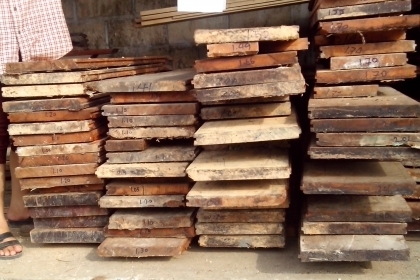 ไม้เต็ง2*2 +ไม้มะค่าหน้า 11 -15 นิ้ว +ไม้แดงมีไม้หลายขนาดครับเป็นไม้เก่ารื้อมาจากโรงแรมครับราคาคุยกันได้ครับราคาถูกว่าท้องตลาดเป็นเท่าตัวครับไงโทรสอบถามครับ