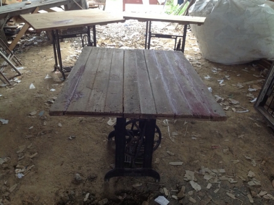 โต๊ะขาจักร บานหน้าต่าง2บาน โต๊ะขาจักร บานหน้าต่าง2บาน