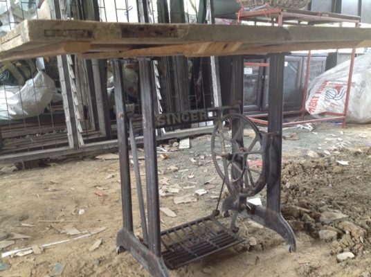 โต๊ะขาจักร บานหน้าต่าง2บาน โต๊ะขาจักร บานหน้าต่าง2บาน