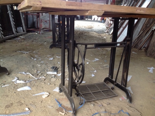 โต๊ะขาจักร บานหน้าต่าง2บาน โต๊ะขาจักร บานหน้าต่าง2บาน