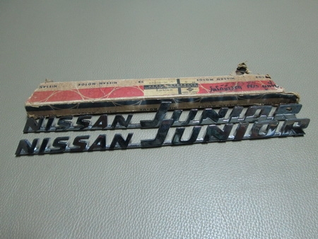 ขายลายเซ็นข้างแก้ม+โลโก้กระจังหน้า Nissan Junior แท้(ไม่เคยผ่านการใช้งาน)