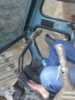 ขาย Hitachi EX200-3 ซูปเปอร์มีทะเบียน ไฟฟ้าครบ รถอยู่ลำพูน  โทร081-8832260 คุณ อรรณพ