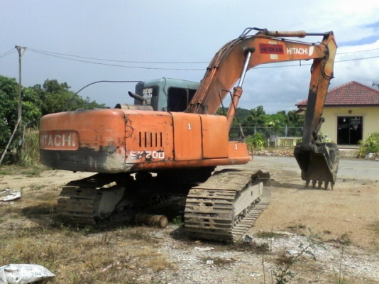 ขาย Hitachi EX200-3 ธรรมดา เอกสารซื้อ-ขาย ไฟฟ้าตัด   แอ่วแน่น ช่วงล่วงดี  รถอยู่ลำพูน โทร 081-8832260 คุณ อรรณพ