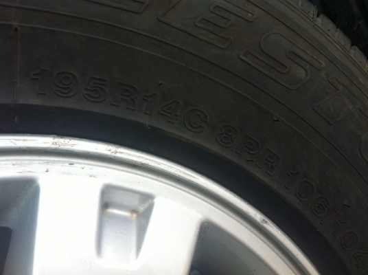 ขายยางปี 2012 พร้อมแม๊ก แท้ นิสสัน 195R14 สภาพเดิมครับ
