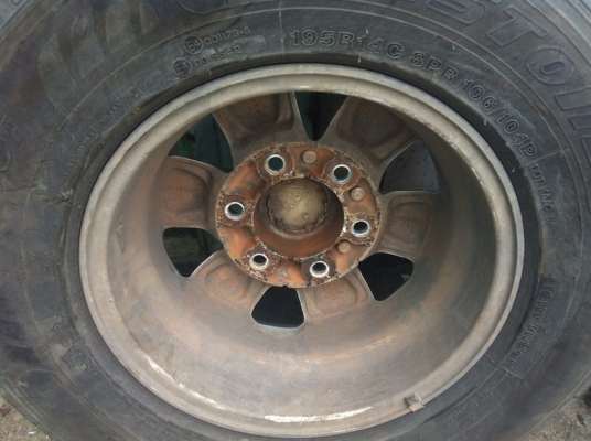 ขายยางปี 2012 พร้อมแม๊ก แท้ นิสสัน 195R14 สภาพเดิมครับ