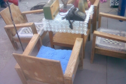 ชุดเก้าอี้ไม้สักแผ่นเดียวงานเก่ามีเก้าอี้ 4 ตัวไม้สักสวยมากครับ  และมีโต๊ะกลาง 1 ตัวเป็นไม้สักแผ่นเดียวครับงานเก่าครับ 30 ปีขึ้นครับราคานี้สุดคุ้มครับ