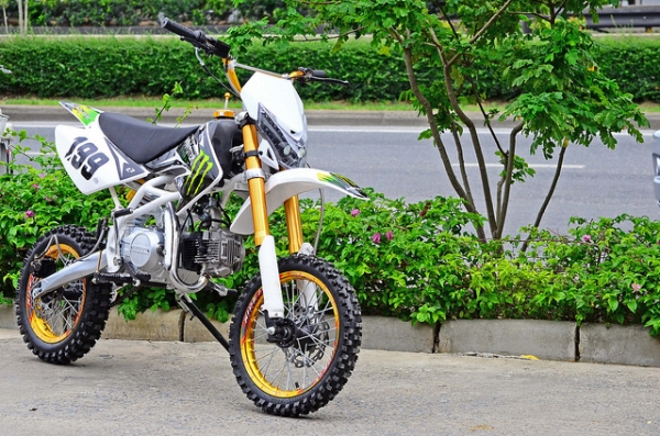 ลดล้าง stock รถ สนามเบอร์ 199 เครื่องสูตร LIFAN 125CC แรงด้วยเครื่องที่มีแรงบิดสูง ยกล้อง่ายๆ เฟรมถักรับแรงกระแทกได้สบาย กระโดดได้ โช็คหน้าหัวกลับ ท่อสูตรแต่ง และล้อ อลูมิเนียม น้ำหนักเบา ขี่ง่ายคล่องตัว โปรโมชั่น สุดท้าย เหลือเพียงไม่กี่คัน อย่ารอช้า 275